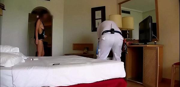  Semidesnuda exhibiendose frente al hombre de mantenimiento del hotel